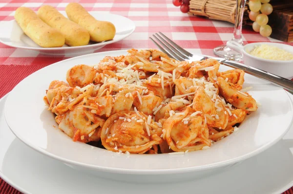 Tortellini y palitos de pan — Foto de Stock