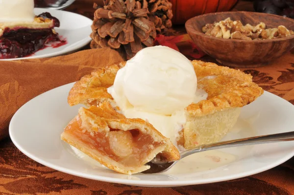 Individual sized apple pie — Stock Photo, Image