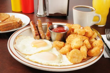 sosis ve yumurta ile kızarmış patates