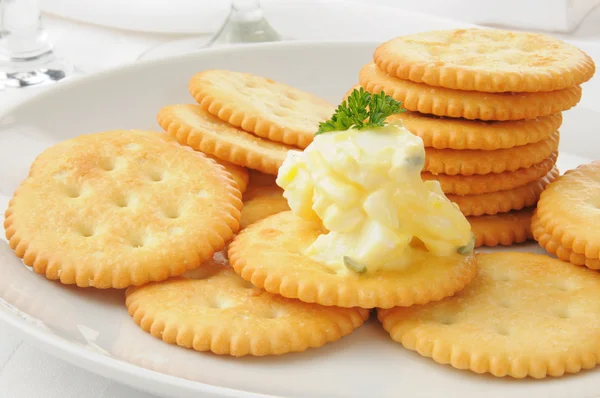 Ensalada de huevo en galletas saladas —  Fotos de Stock