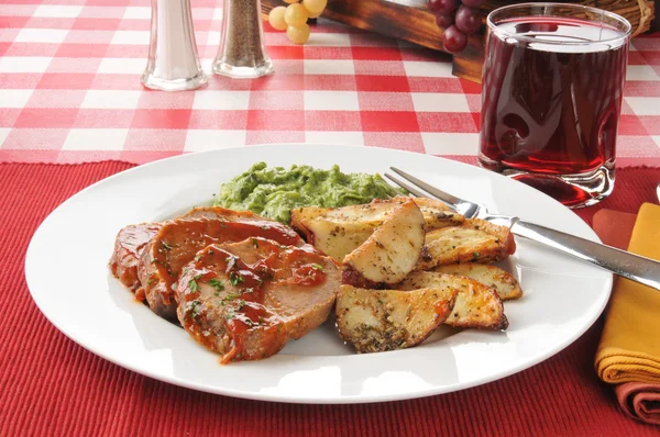 Pan de carne con espinacas cremosas — Foto de Stock