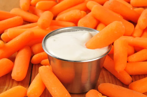 Bébé carottes et trempette ranch — Photo