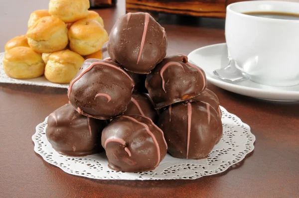 Chocolate coberto puffs creme — Fotografia de Stock
