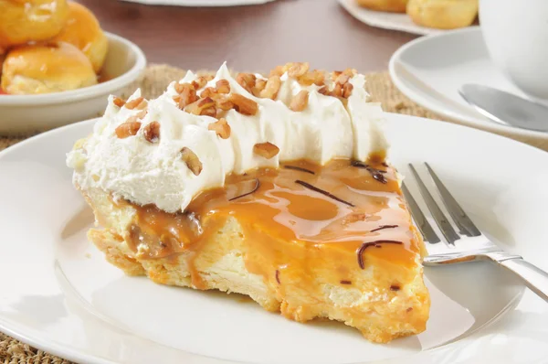 Cream pie with caramel and chocolate — Stock Photo, Image