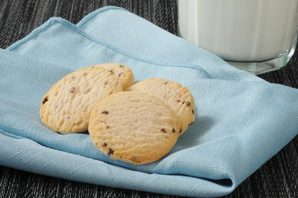 饼干和牛奶在一张餐巾纸上 — 图库照片