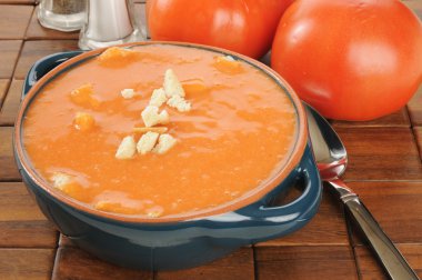 Bir kase domates çorbası.