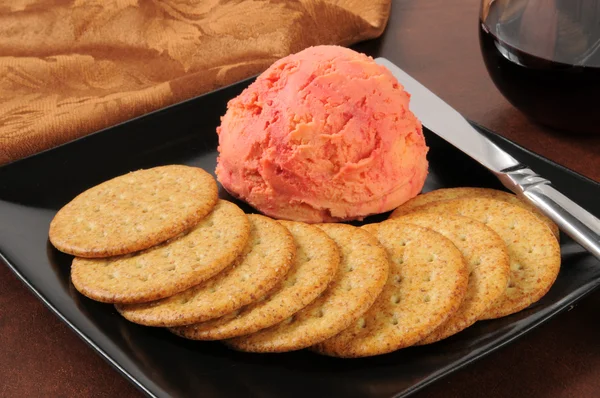 Vino de Oporto y queso cheddar con galletas saladas —  Fotos de Stock