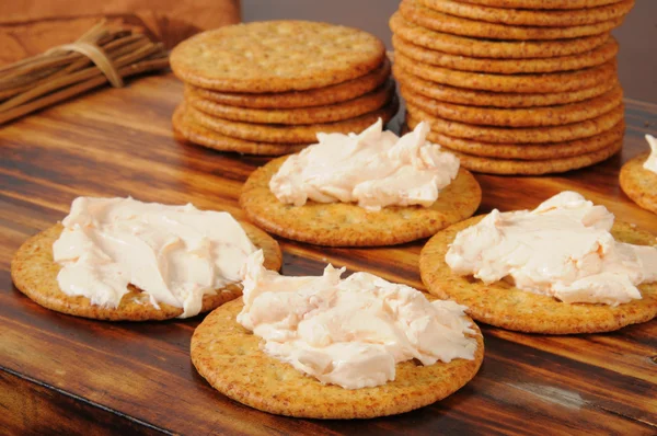 Cream cheese and crackers — Stock Photo, Image