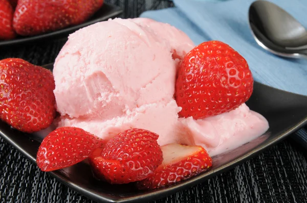 Close-up van heerlijke aardbeien yoghurt — Stockfoto