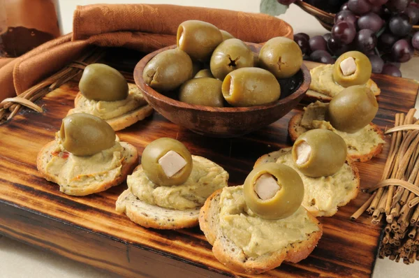 Hummus con queso feta y aceitunas verdes — Stockfoto