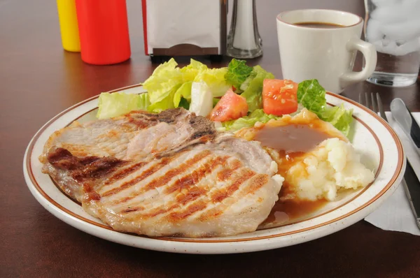 Abendessen mit Schweinekotelett — Stockfoto