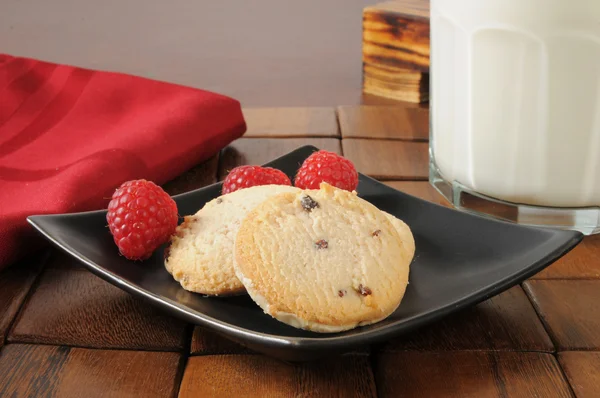 Raspberry cookies and milk — Stock Photo, Image