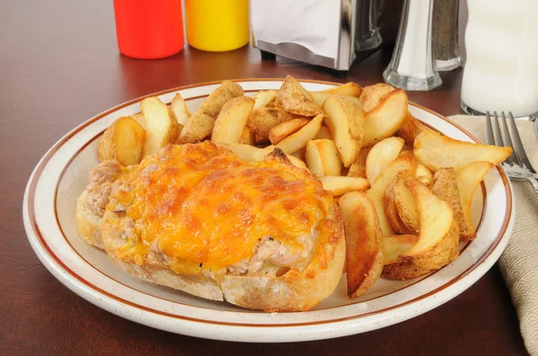 Tuna melt wiht potato wedges — Stock Photo, Image