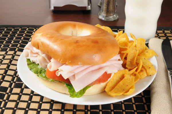 Broodje ham op een bagel — Stockfoto