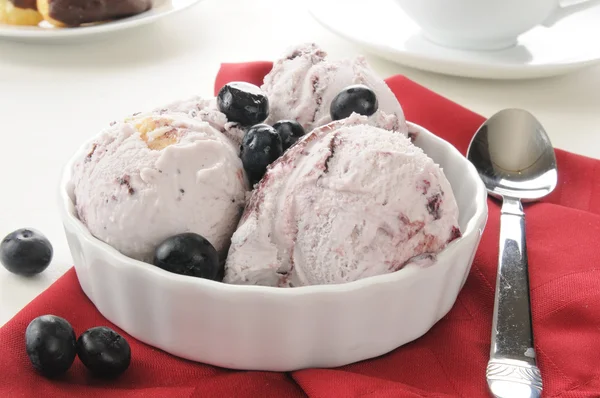 Helado de tarta de queso con arándanos —  Fotos de Stock