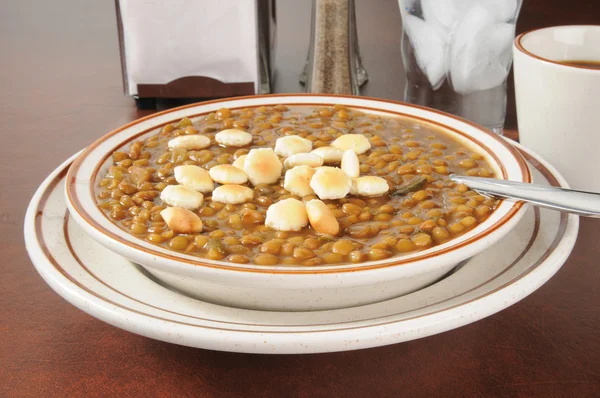 Linzensoep met crackers — Stockfoto