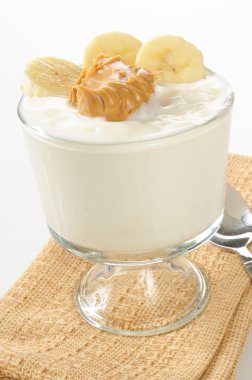 Fıstık ezmesi ve banana vanilya yoğurt