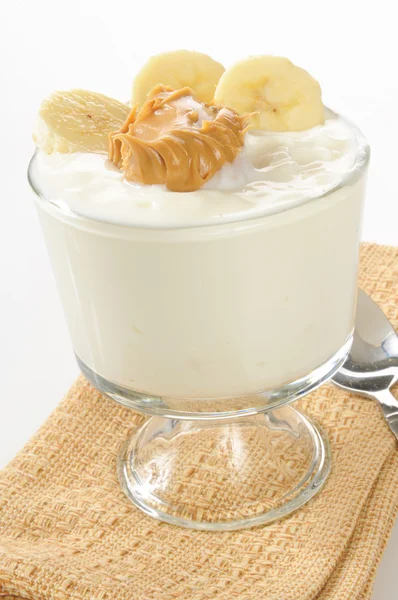 Iaurt de vanilie cu unt de arahide și banane — Fotografie, imagine de stoc