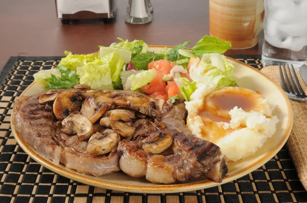 Steak mit Salat und Kartoffelpüree — Stockfoto