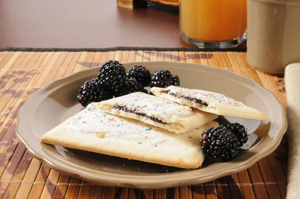 Toaster tarts with blackberries — Stock Photo, Image