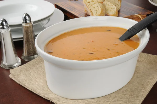 Porcja duża miska zupy — Zdjęcie stockowe