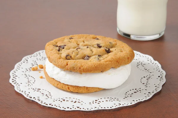 Chocolate chip cookie sandwich — Stockfoto