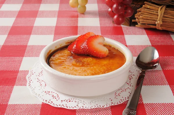 Crème brulee met aardbeien — Stockfoto