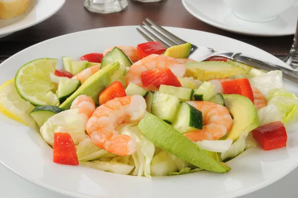 Salada de camarão e abacate — Fotografia de Stock