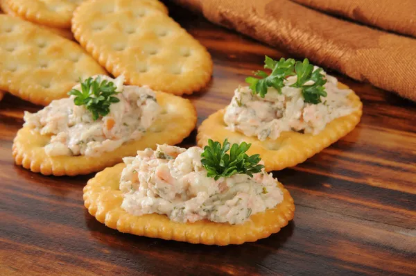 Salmón ahumado en galletas saladas —  Fotos de Stock