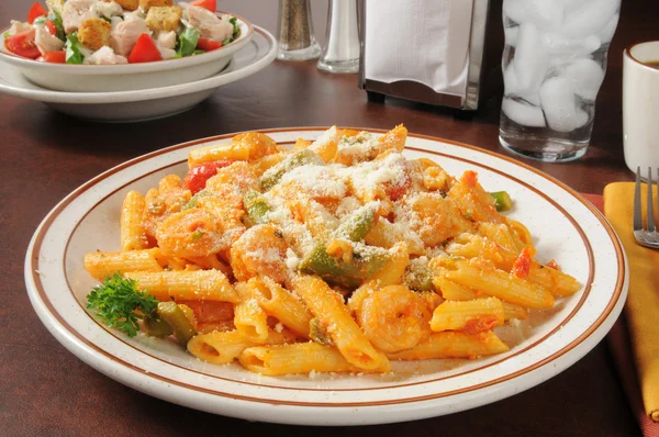 Shrimp, asparagus and penne — Stock Photo, Image