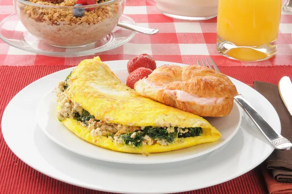 Breakfast omelet and a croissant with cream cheese — Stock Photo, Image