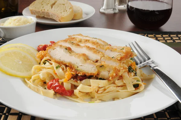 Chicken scalloppini on fettuccine — Stock Photo, Image