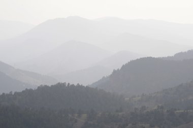 sis ve duman wildfires toplar colorado dağlarında