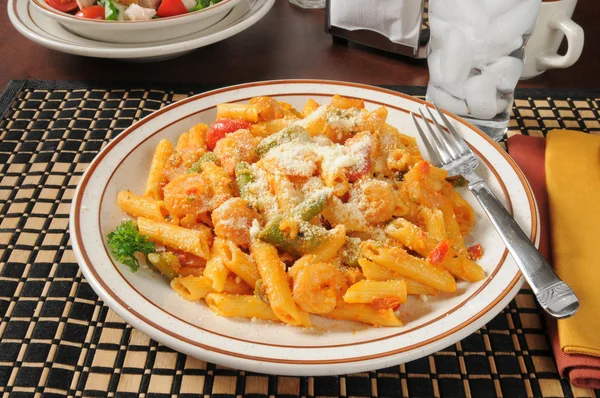 Pasta with asparagus and shrimp — Stock Photo, Image