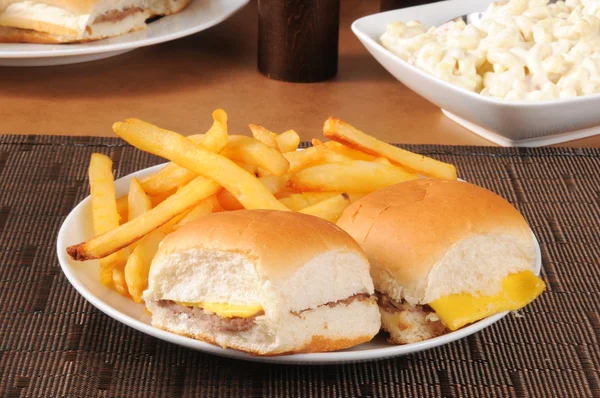 Hambúrgueres e batatas fritas — Fotografia de Stock