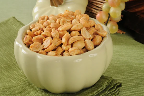 Сухой жареный арахис — стоковое фото