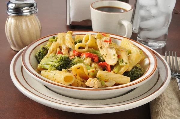 Pollo bianco con rigatoni — Foto Stock