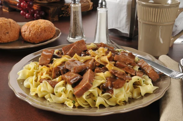 Dicas de carne em macarrão com manteiga — Fotografia de Stock