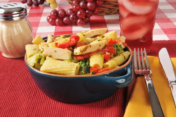 Poulet et brocoli sur rigatoni — Photo