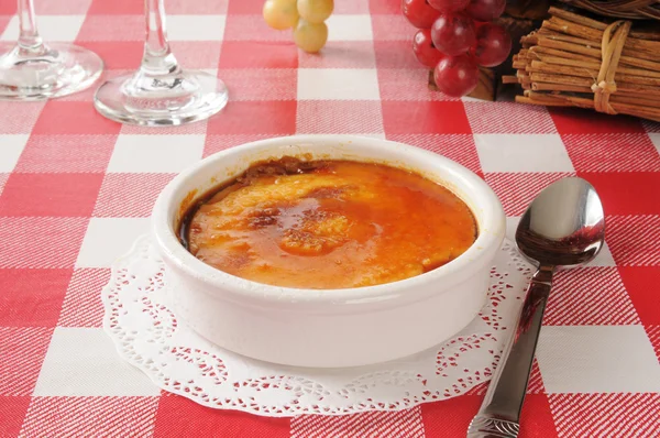 Crème brulee in witte ramekin — Stockfoto