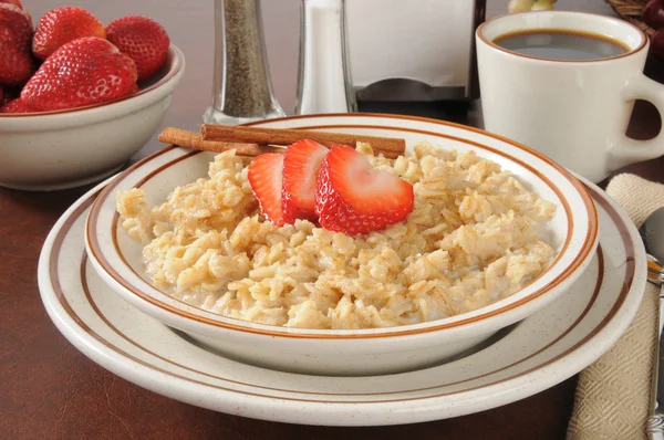 Oatmeal with brown sugar and strawberries — Stock Photo, Image