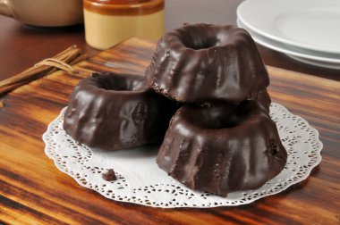 mini çikolata kaplı bundt kek yığını