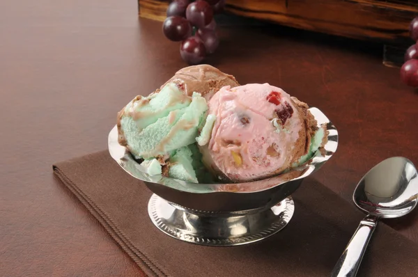 Prato de sorvete de spumoni — Fotografia de Stock
