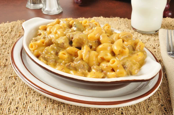 Cheesy macaroni en rundvlees casserole — Stockfoto