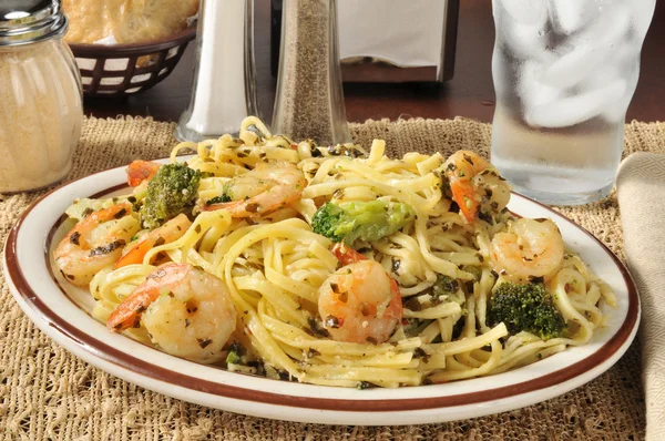 Shrimp scampi with broccoli — Stock Photo, Image