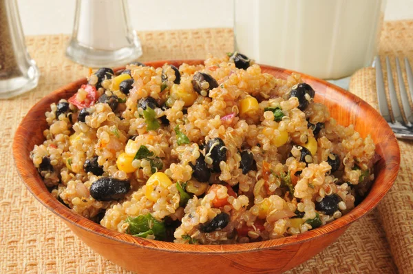 Salada de Quinoa de feijão preto — Fotografia de Stock