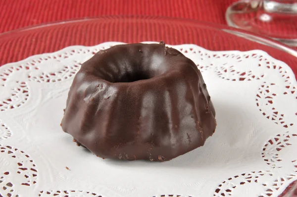 Chocolade overdekte bundt cake close-up — Stockfoto