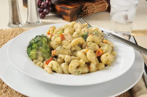 Huhn mit Käse-Basilikum-Parmesan-Sauce — Stockfoto