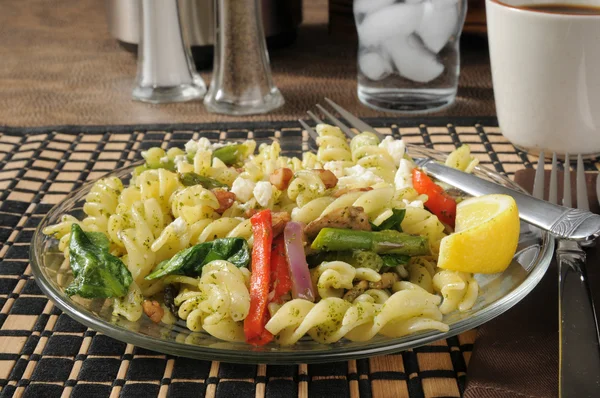 Ensalada de espinich y pasta — Foto de Stock