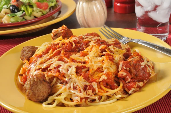 Spaghetti und Frikadellen — Stockfoto